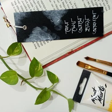 Sankhacura হ্যান্ড পেইন্টেড বুকমার্ক – Keno Megh Ase Hriday Akashe — ছবি 2